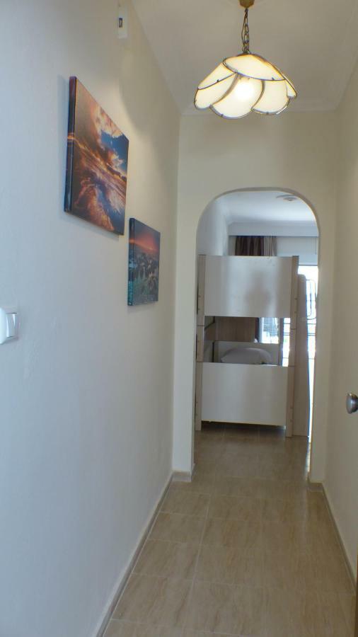 White Apartment 70M From The Sea Néa Péramos Exterior foto
